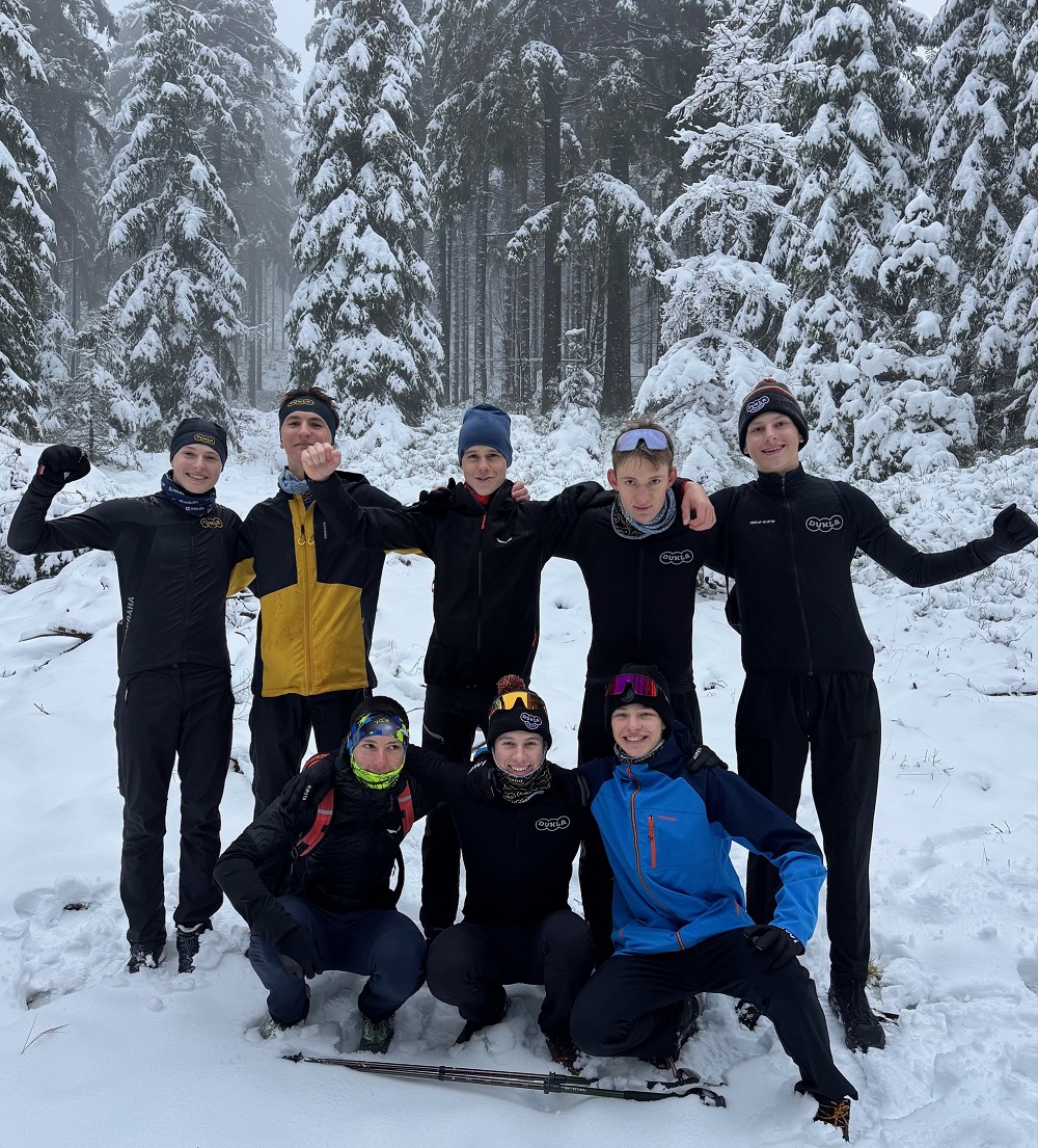 Juniorska sestava Dukly v Harrachove.jpg